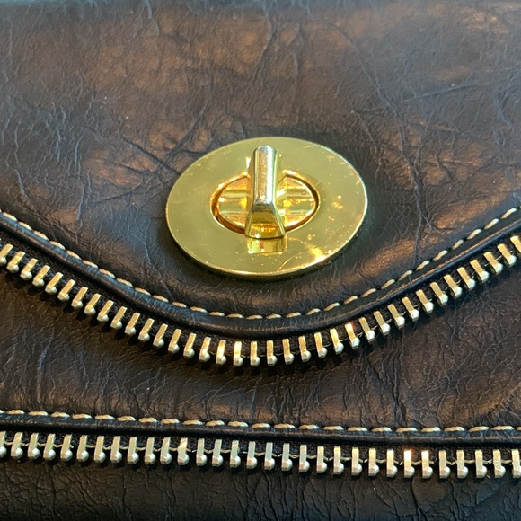 Zip vegan crossbody/ shoulder bag black with gold tone hardware and chain - Picture 5 of 5